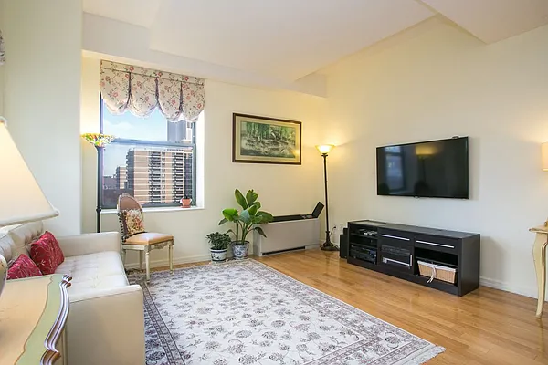 Rented by Veracity NYC LLC | media 13