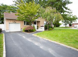 19 Azalea Ct, Plainview, NY 11803