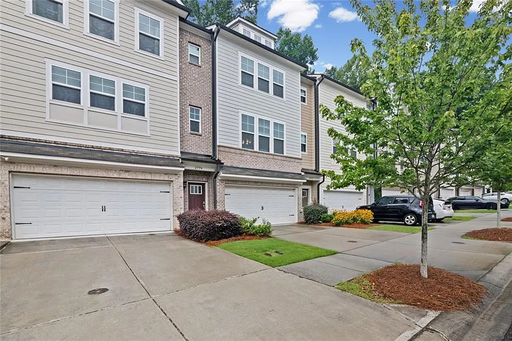 3 bed, 3.5 bath, 2428 sqft, $2,900 — Photo 3