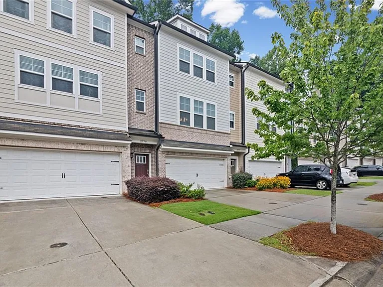 2779 White Oak Ln #20 — Photo 3