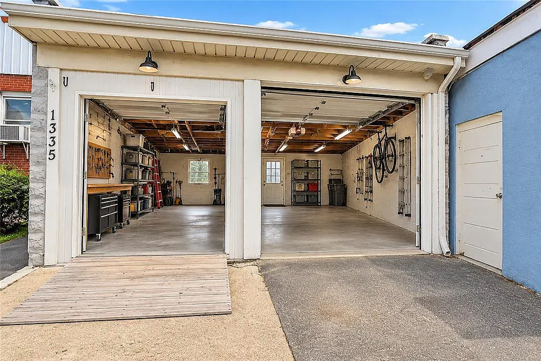 Studio, 1200 sqft, $1,600 — Photo 2