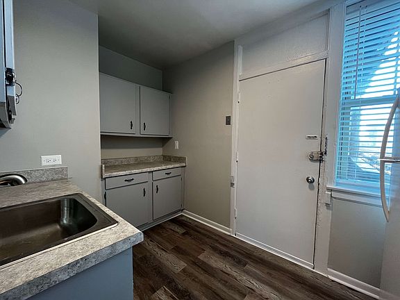 2nd image of 931 W Oakdale Ave #933-S1