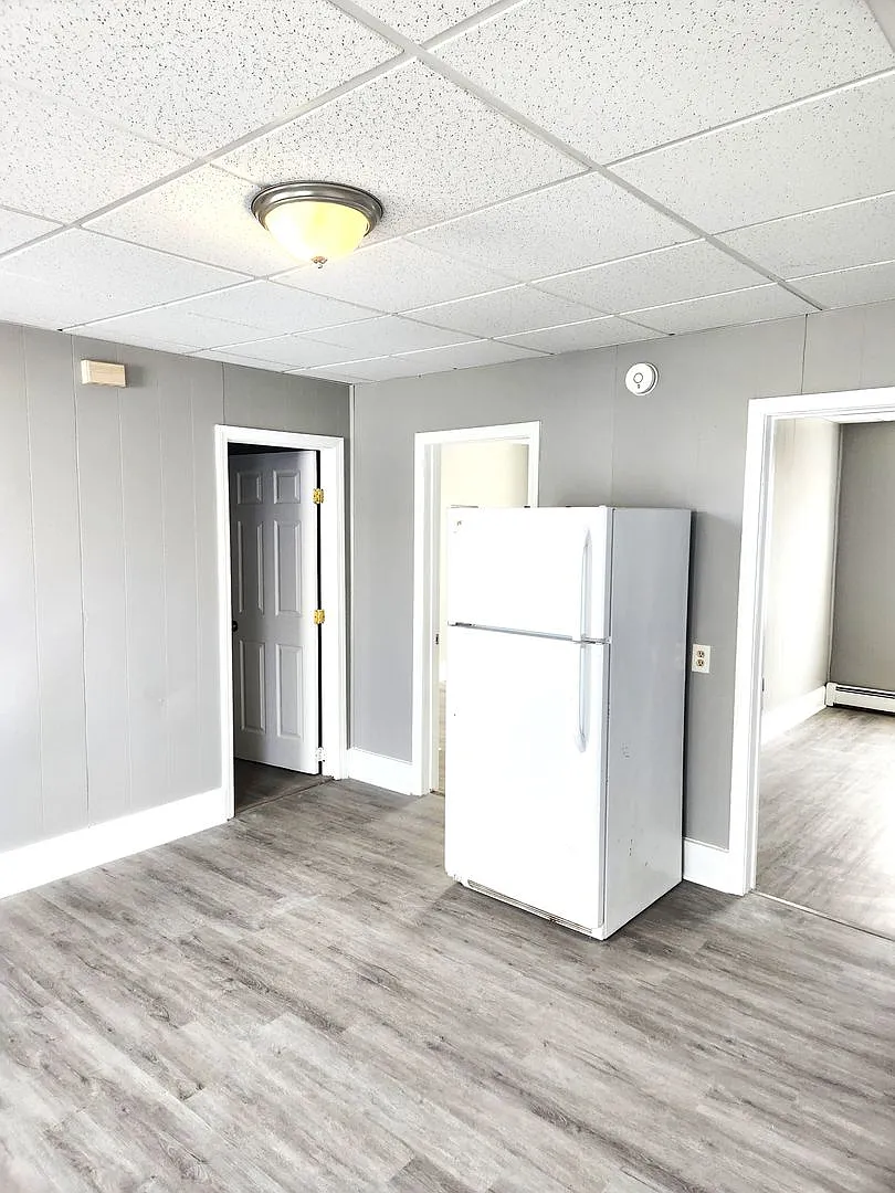 **Pawtucket/Woodlawn Large Three Bed - $1,695 Section 8 Welcome** — Photo 4