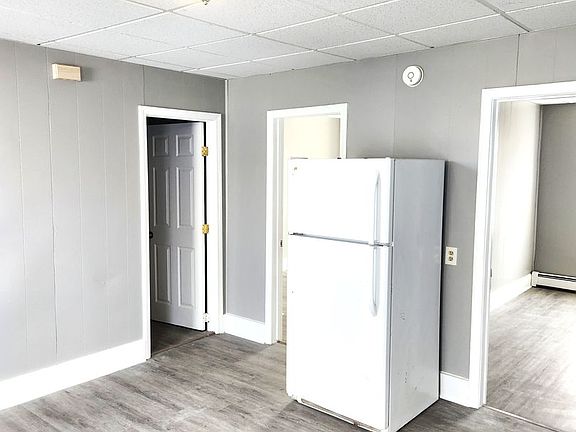 4th image of 22-24 Lawn Ave Unit 2F