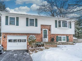 9 Pines Ct, Albany, NY 12203