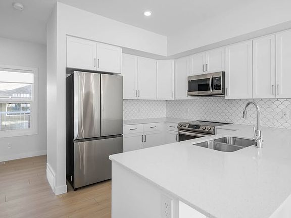 3rd image of 117 Birkshire Cres #1
