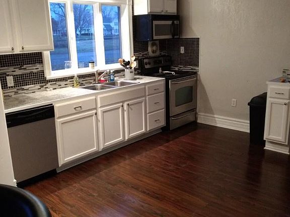 4th image of 117 Railroad St