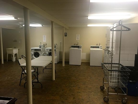 3rd image of 1935 Gardiner Ln APT F93