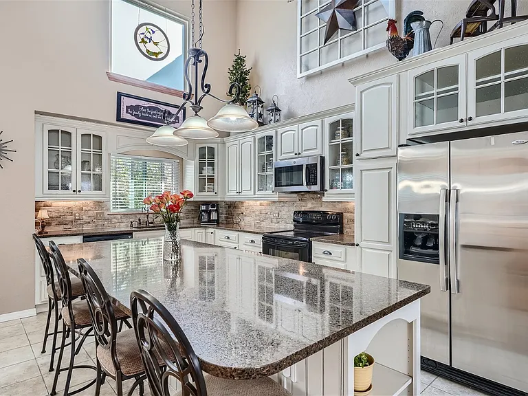 621 Devinney Ct — Photo 6