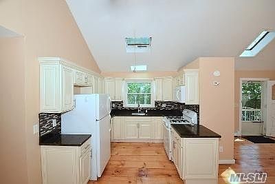 5th image of 77 E Moriches Blvd