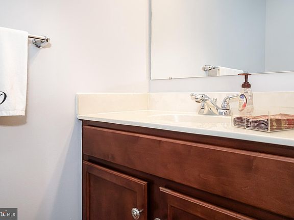 5th image of 36 Fountainview Dr
