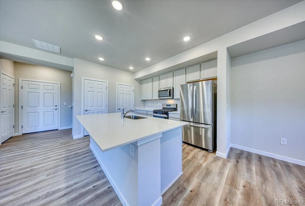 3 bed, 2.5 bath, 1654 sqft, $2,950 — Photo 2