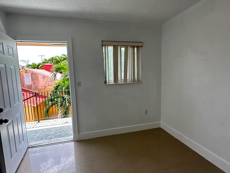 1836 SW 6th St #5 — Photo 3