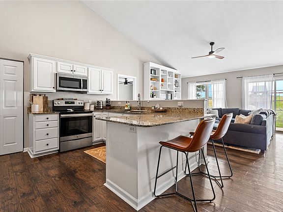 5th image of 402 Ashwood Ln