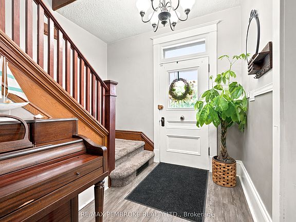 3rd image of 550 Mary St