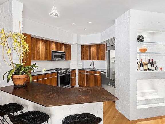4th image of 692 Greenwich St APT 3