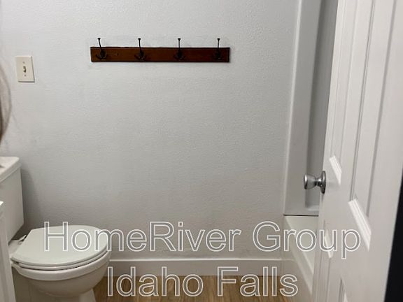 5th image of 104 N Teton Ave