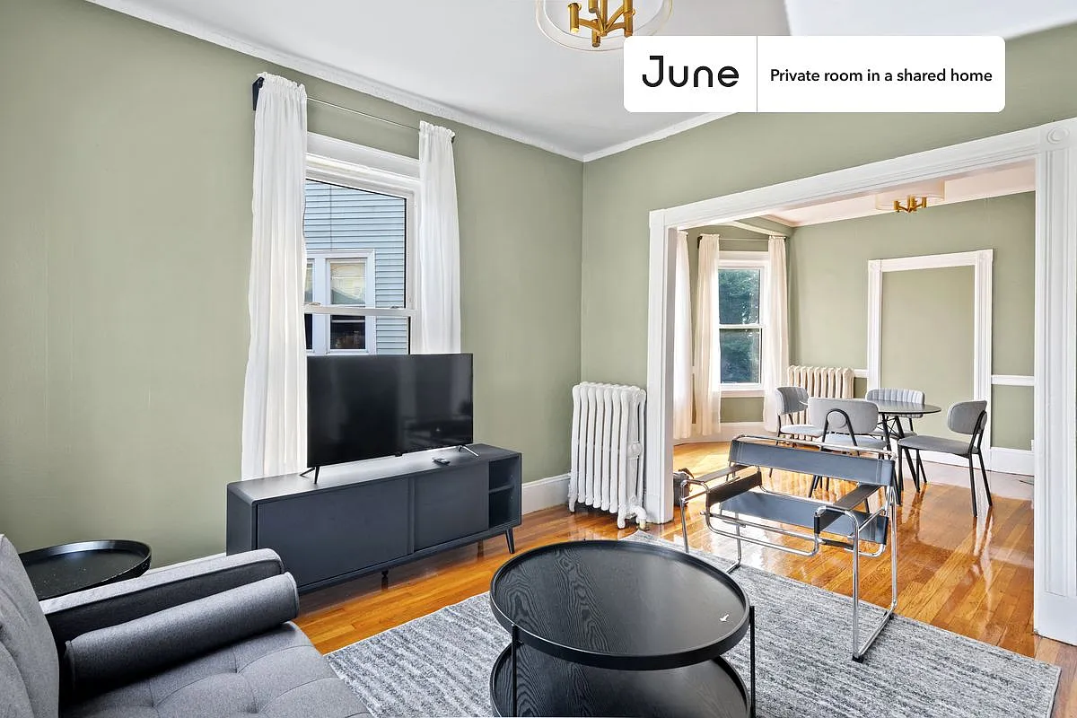 Queen bedroom in 6 bed/2 bath home in Allston #539 F — Photo 3
