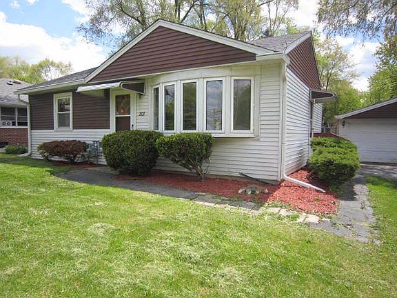 2nd image of 207 Oakwood Dr