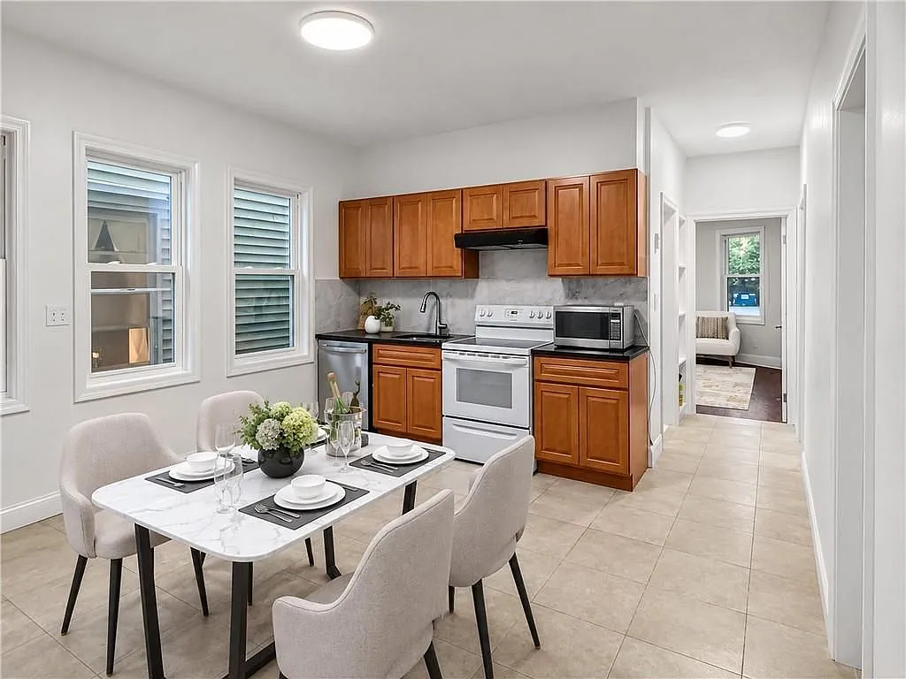 3 bed, 2.0 bath, 1050 sqft, $2,899 — Photo 3