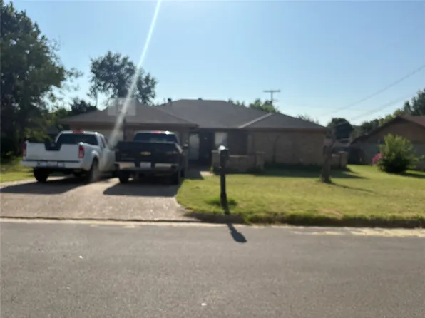 909 Cottonwood Trl, Benbrook, TX 76126
