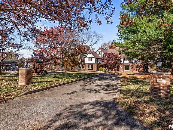 4th image of 5 Woods End Ln