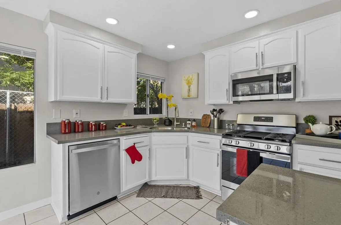 3 bed, 1220 sqft, $3,150 — Photo 3
