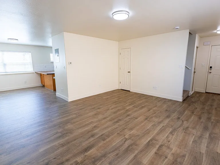1240 Bunting Ave — Photo 2