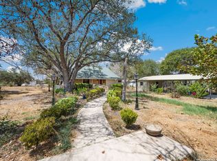 106 hickory, Floresville, TX 78114