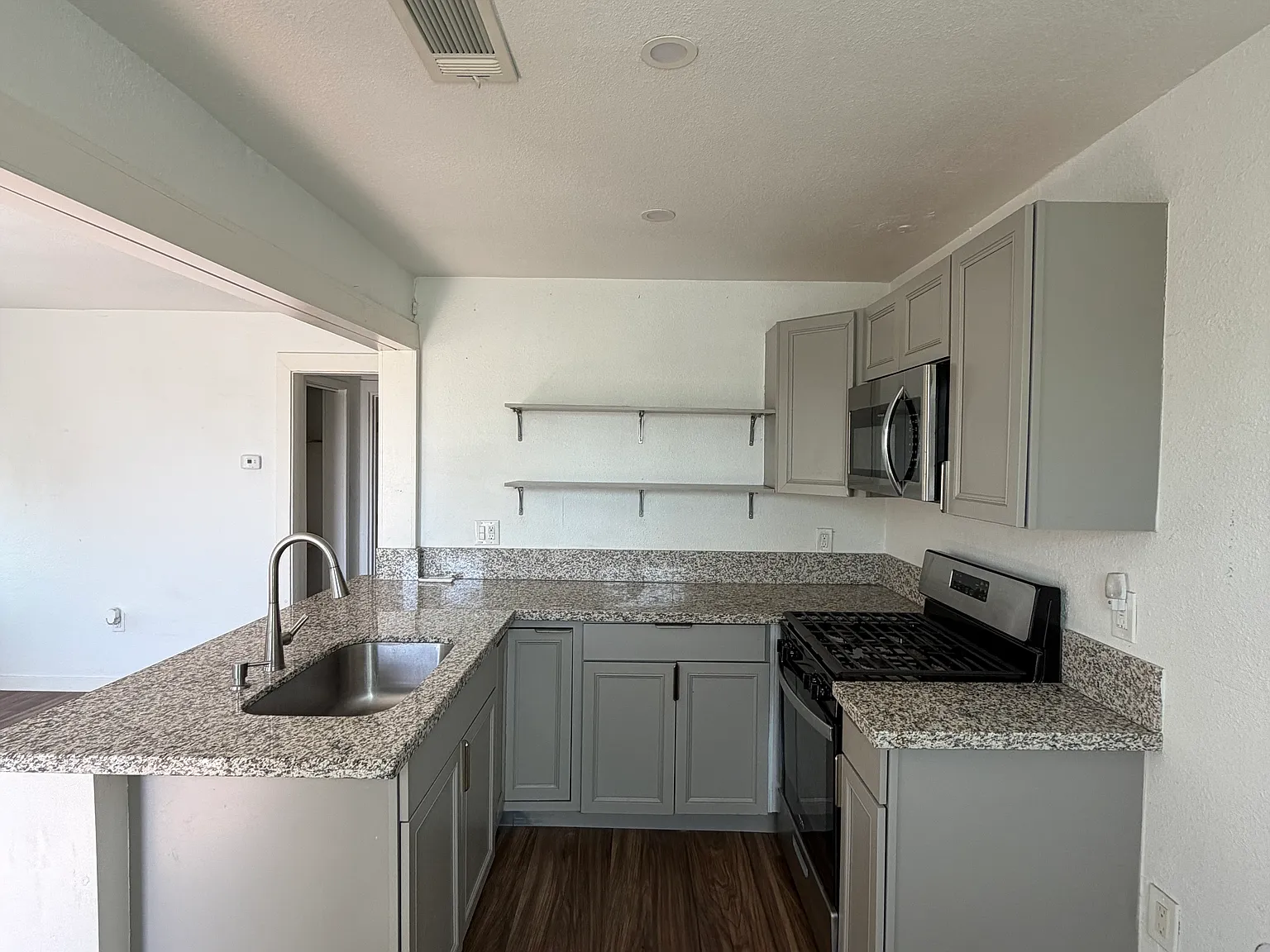 1 bed, $1,000 — Photo 2