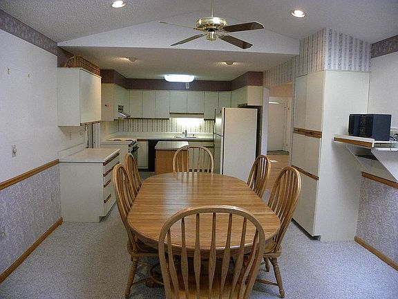 3rd image of 8 Peck Ln