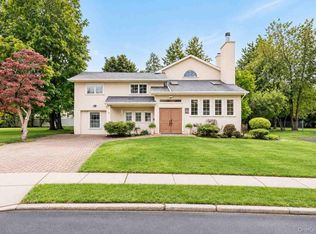 5 Phipps Lane, Plainview, NY 11803