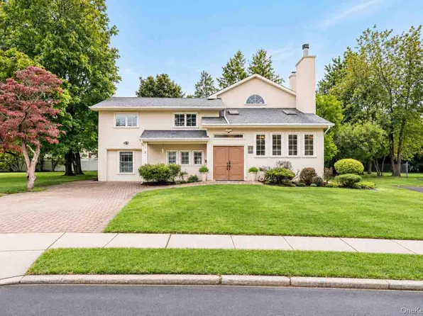 5 Phipps Lane, Plainview, NY 11803