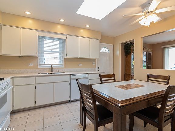 3rd image of 16143 Apple Ln