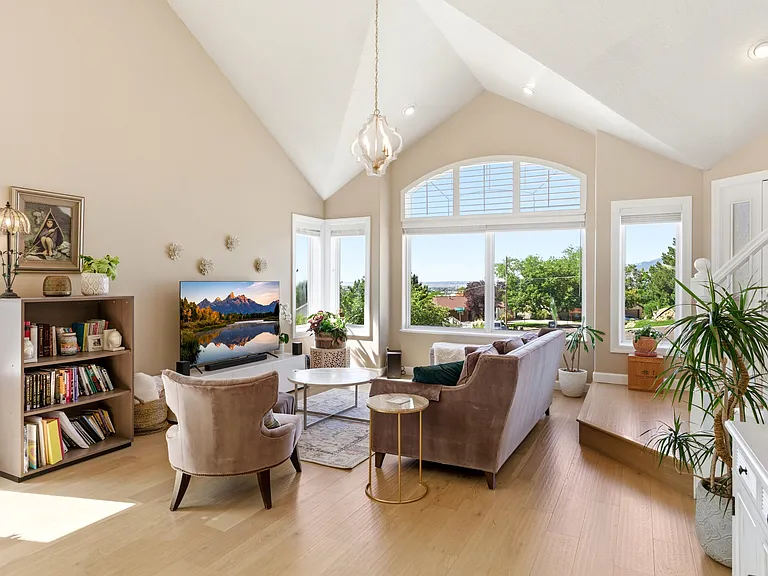 660 Cayias Dr — Photo 3