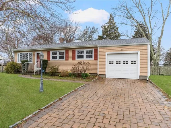 29 Birchwood Dr, Portsmouth, RI 02871