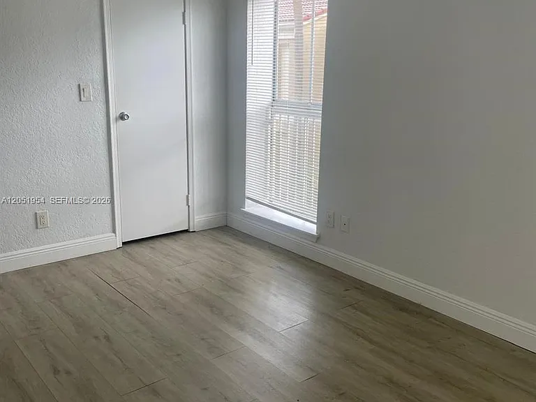 927 Riverside Dr #320 — Photo 6