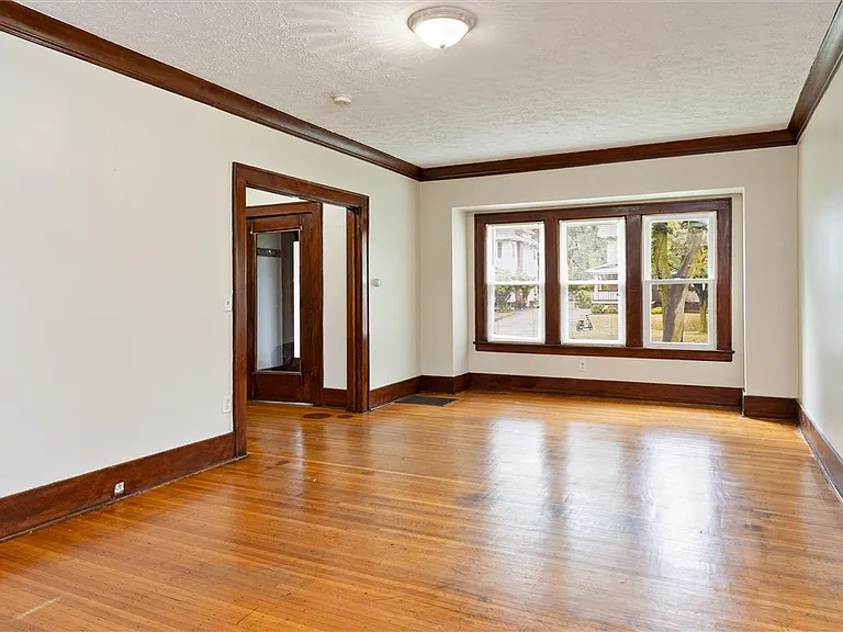 19 Genesee Park Blvd — Photo 13