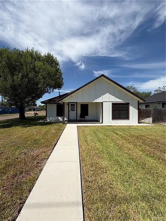 3 bed, 1.0 bath, 1056 sqft, $1,600 — Photo 1