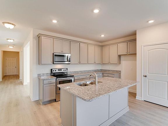 5th image of 704 Green Meadow Ln