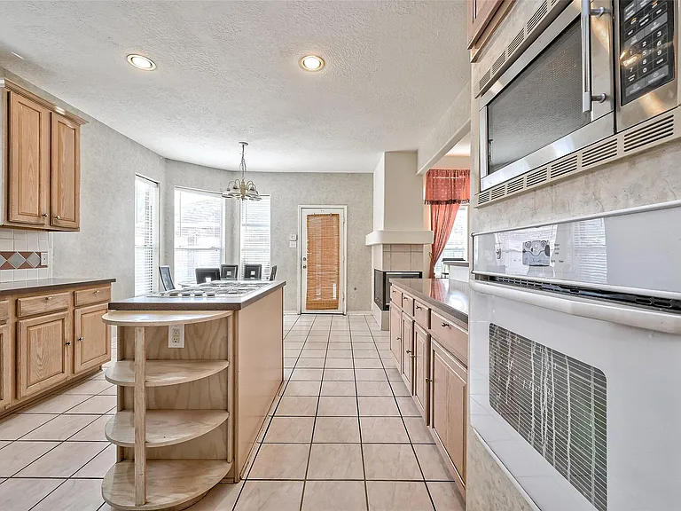 6806 Rhodes Ct — Photo 18