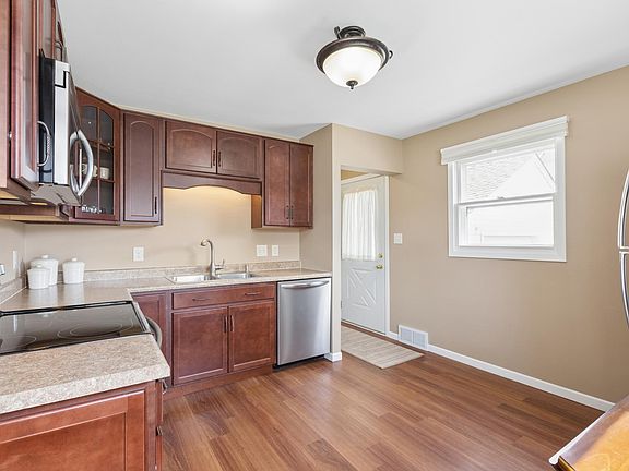 5th image of 705 Ash St NE