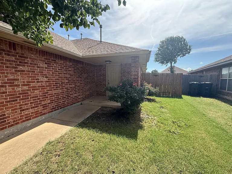 15100 Kyle Dr #B — Photo 2