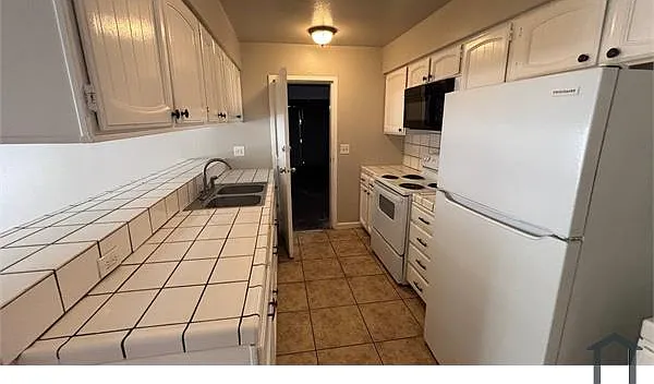 4050 N Benedict Ave — Photo 4