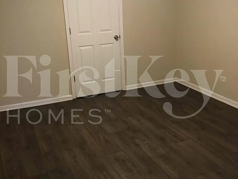 8044 S Maplewood Ave — Photo 16
