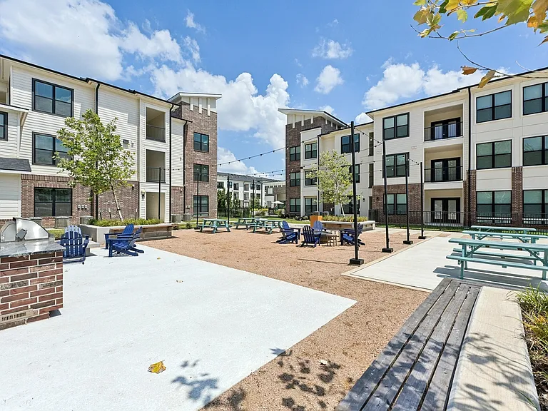 Central Pine St-062