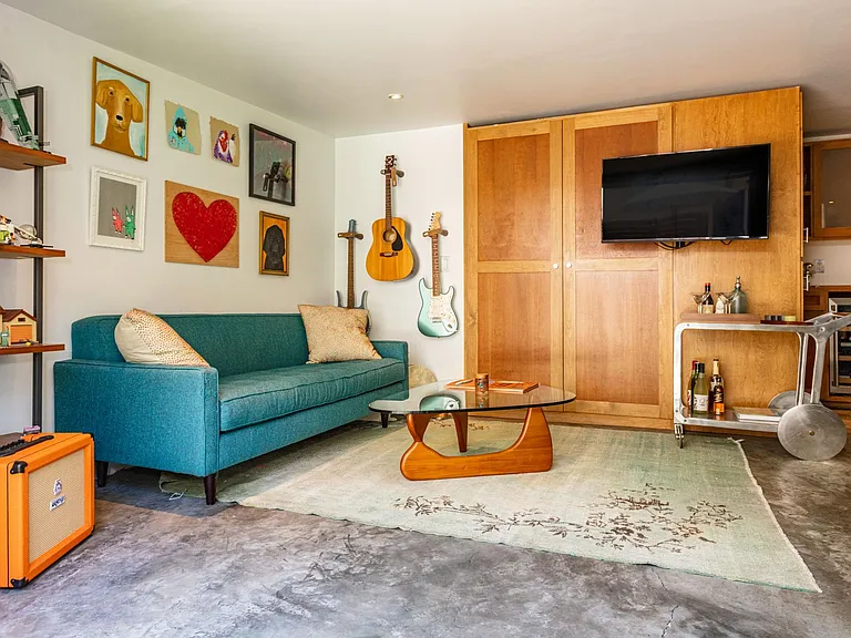Studio/guesthouse/2nd bedroom with previous tenants' furniture