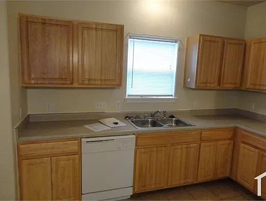 4 bed, 1500 sqft, $2,250 — Photo 3