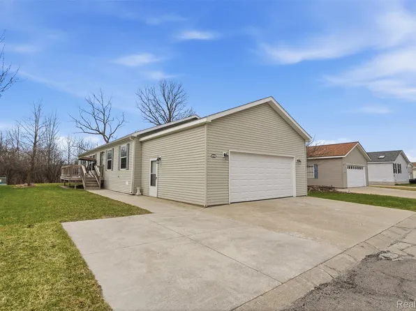 16208 Derby Cir, Holly, MI 48442