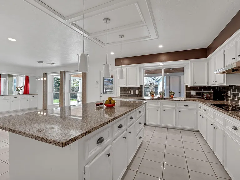 4422 Warwick Dr — Photo 4